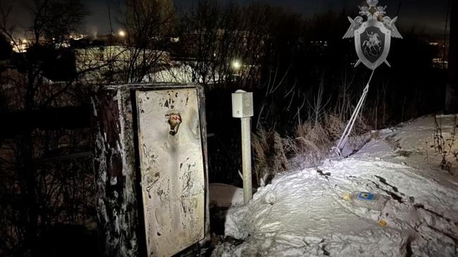 Релейный шкаф на железной дороге в Свердловской области, поврежденный в результате поджога