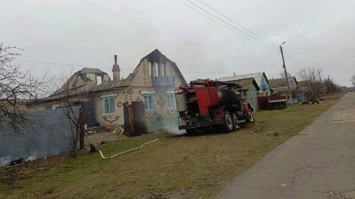 Частный дом и пожарная машина в Брянской области, по которым ударил БПЛА Частный дом и пожарная машина в Брянской области, по которым ударил БПЛА - РИА Новости, 1920, 21.01.2025