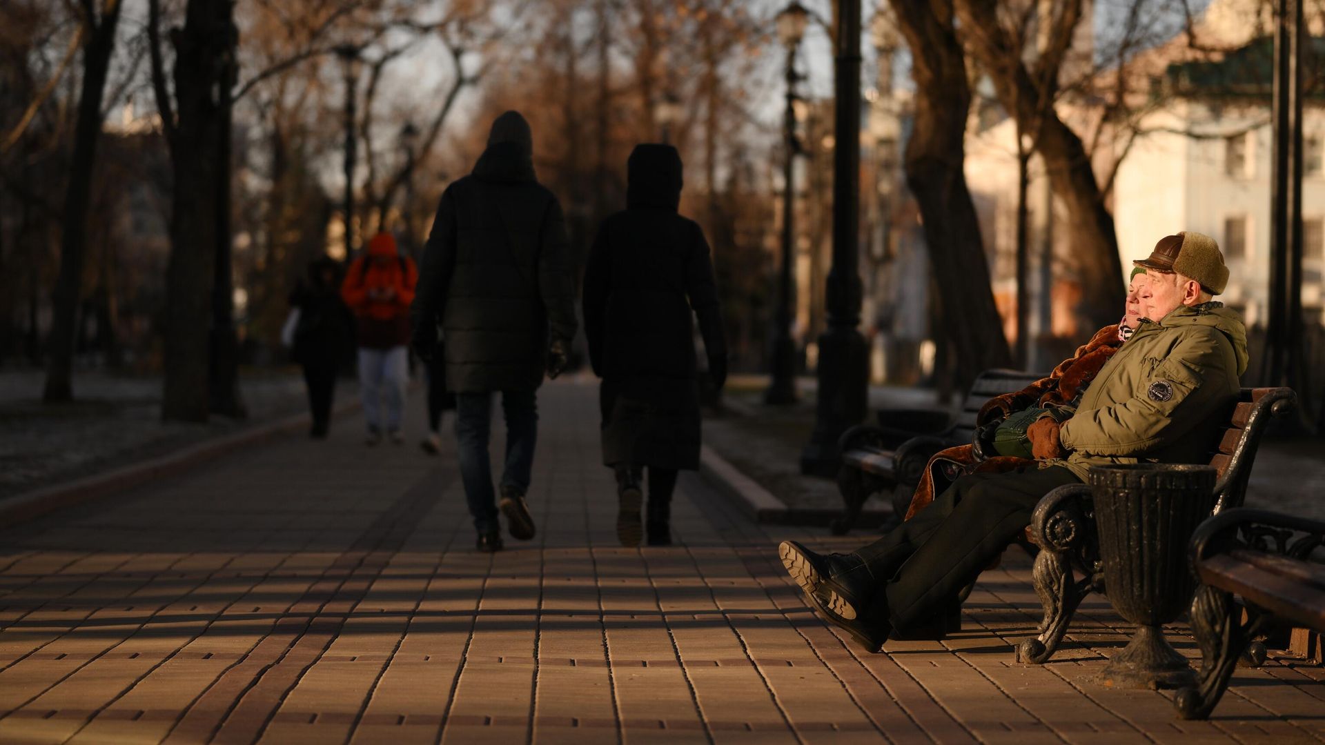 Люди на скамейке на улице в Москве Люди на скамейке на улице в Москве - РИА Новости, 1920, 26.01.2025