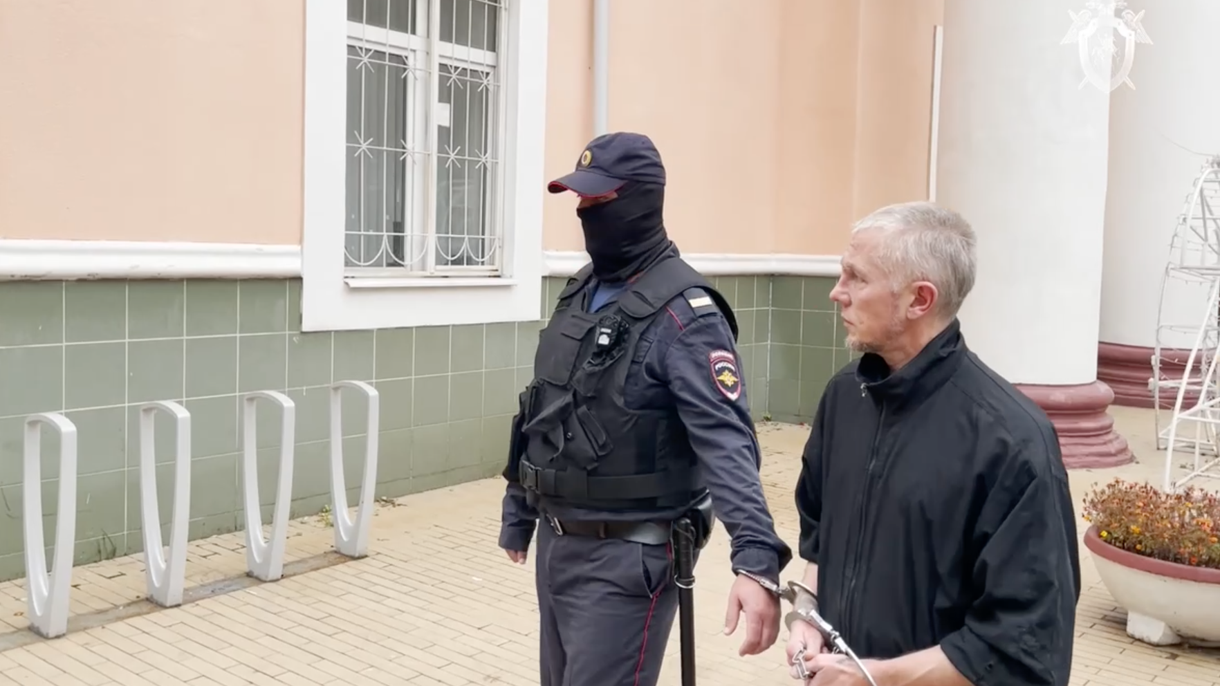 Мужчина, обвиненный в изнасилованиях и убийствах девушек 20-летней давности, в сопровождении сотрудника полиции Мужчина, обвиненный в изнасилованиях и убийствах девушек 20-летней давности, в сопровождении сотрудника полиции - РИА Новости, 1920, 28.03.2026
