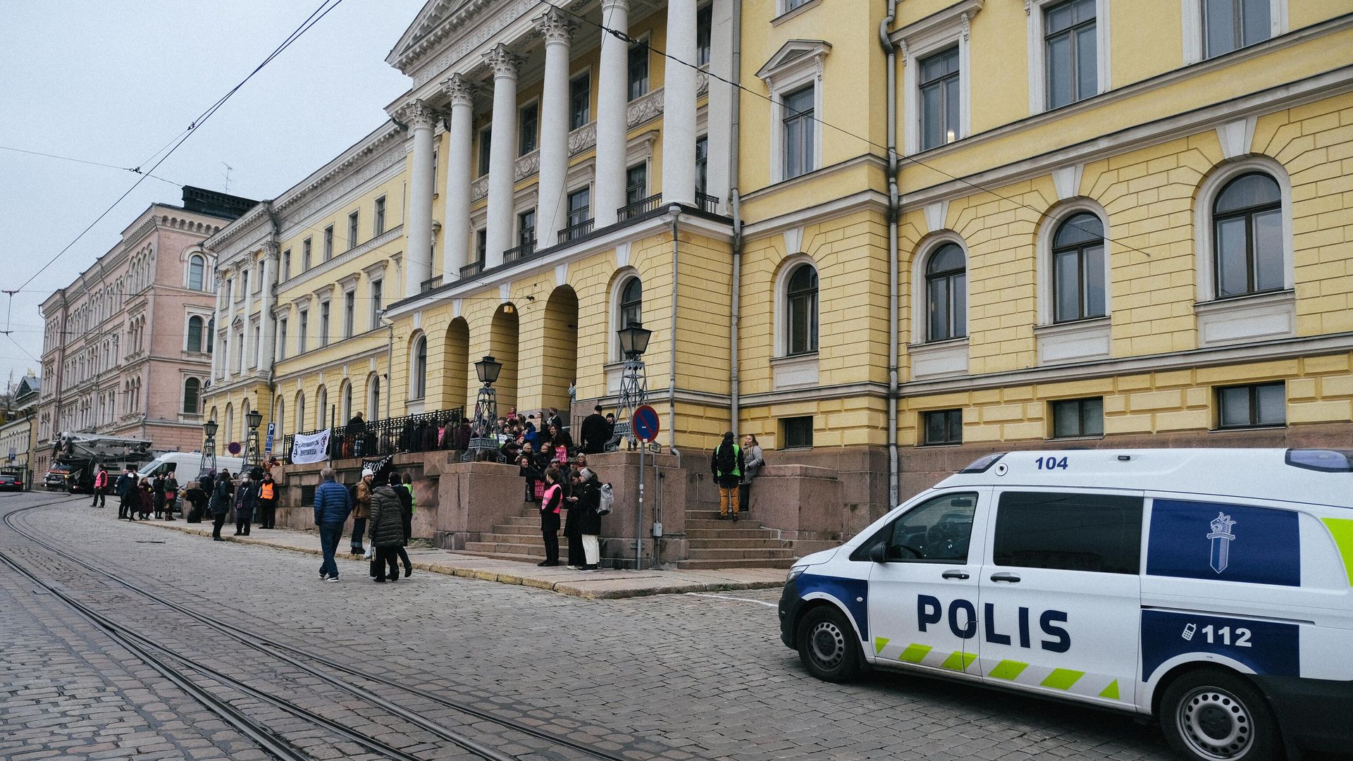 Автомобиль полиции у здания правительства Финляндии в Хельсинки Автомобиль полиции у здания правительства Финляндии в Хельсинки - РИА Новости, 1920, 22.01.2025