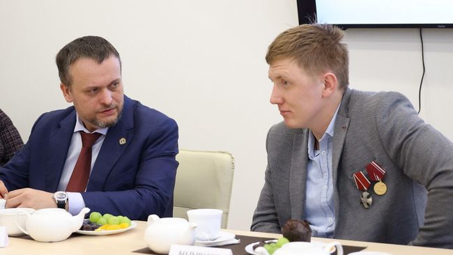 Губернатор Новгородской области Андрей Никитин и ветеран специальной военной операции, кавалер Ордена Мужества Дмитрий Большаков Губернатор Новгородской области Андрей Никитин и ветеран специальной военной операции, кавалер Ордена Мужества Дмитрий Большаков