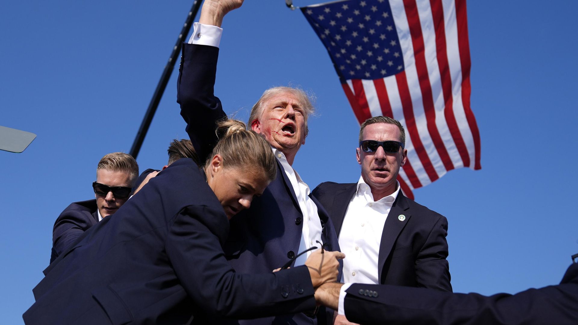 Шон Курран защищает Дональда Трампа во время покушения в городе Батлер в штате Пенсильвания Шон Курран защищает Дональда Трампа во время покушения в городе Батлер в штате Пенсильвания - РИА Новости, 1920, 24.01.2025