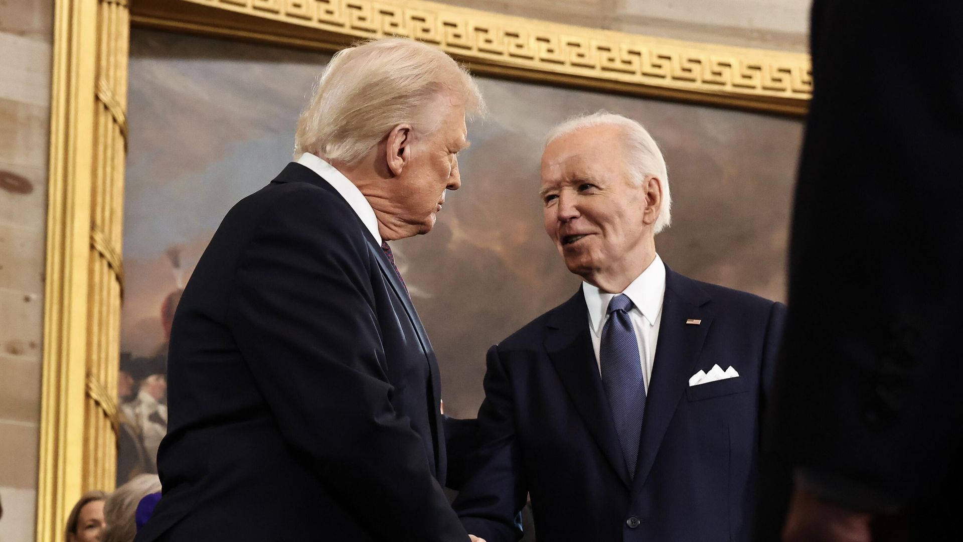 Дональд Трамп приветствует Джо Байдена, прибывшего на церемонию инаугурации в Капитолии Дональд Трамп приветствует Джо Байдена, прибывшего на церемонию инаугурации в Капитолии - РИА Новости, 1920, 22.01.2025