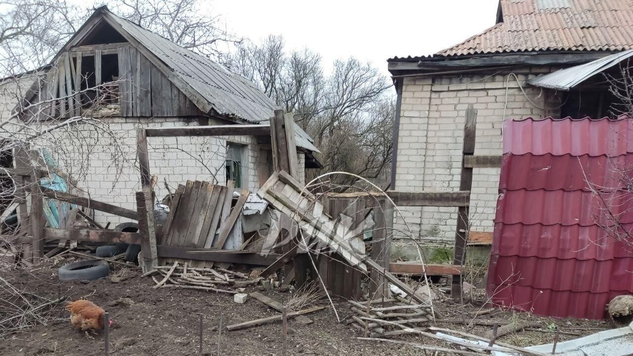 Последствия обстрела поселка Нижний Хутор в Центрально-Городском районе Горловки. 23 января 2025 Последствия обстрела поселка Нижний Хутор в Центрально-Городском районе Горловки. 23 января 2025 - РИА Новости, 1920, 23.01.2025