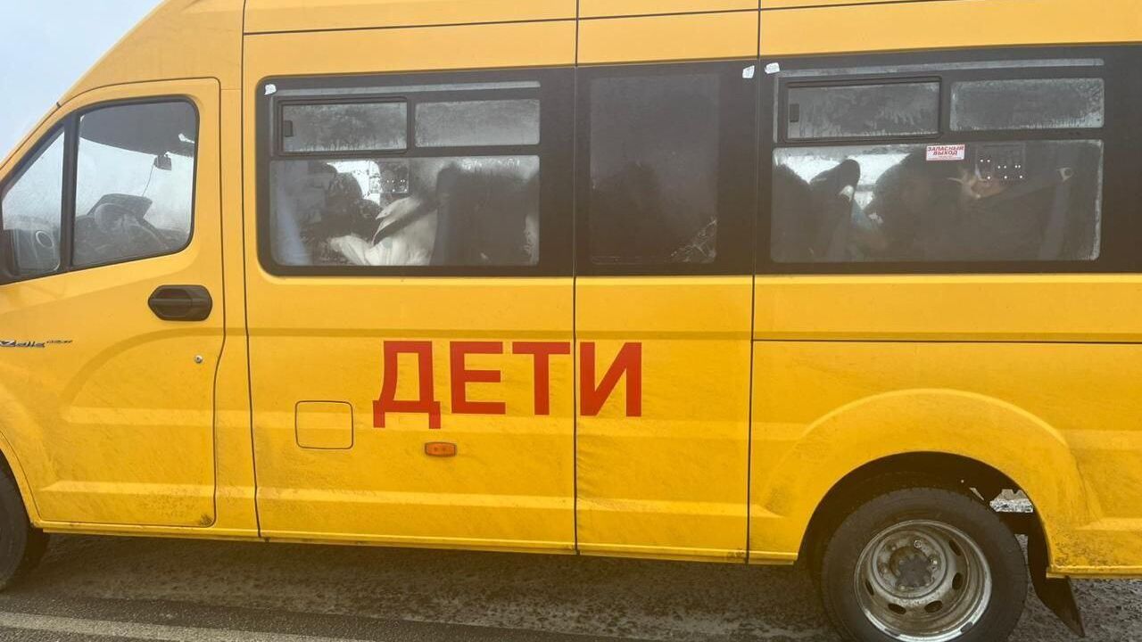 Школьный автобус столкнулся с легковым автомобилем в Калмыкии Школьный автобус столкнулся с легковым автомобилем в Калмыкии - РИА Новости, 1920, 23.01.2025