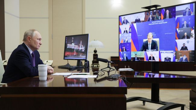 Президент РФ Владимир Путин в режиме видеоконференции проводит совещание с членами правительства РФ Президент РФ Владимир Путин в режиме видеоконференции проводит совещание с членами правительства РФ