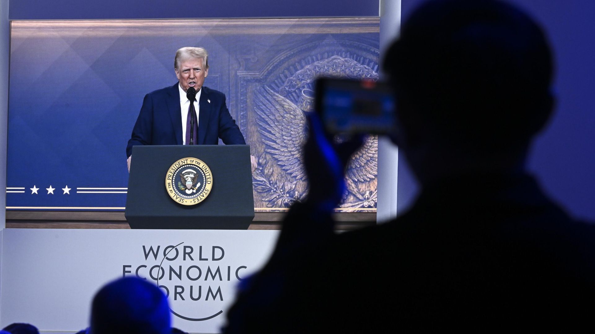 Президент США Дональд Трамп дистанционно выступает перед участниками Всемирного экономического форума в Давосе. 23 января 2025 - РИА Новости, 1920, 23.01.2025