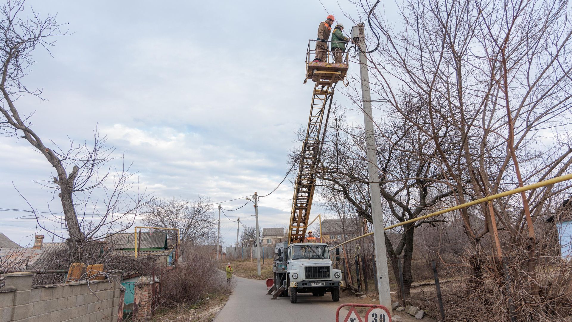 Сотрудники коммунальных служб ремонтируют линию электропередачи Сотрудники коммунальных служб ремонтируют линию электропередачи - РИА Новости, 1920, 14.12.2025