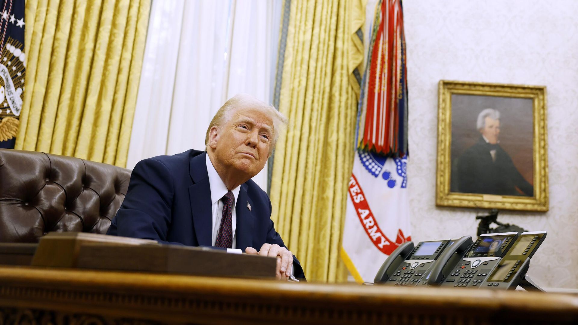 Президент США Дональд Трамп общается с журналистами в Овальном кабинете Белого дома Президент США Дональд Трамп общается с журналистами в Овальном кабинете Белого дома - РИА Новости, 1920, 24.01.2025