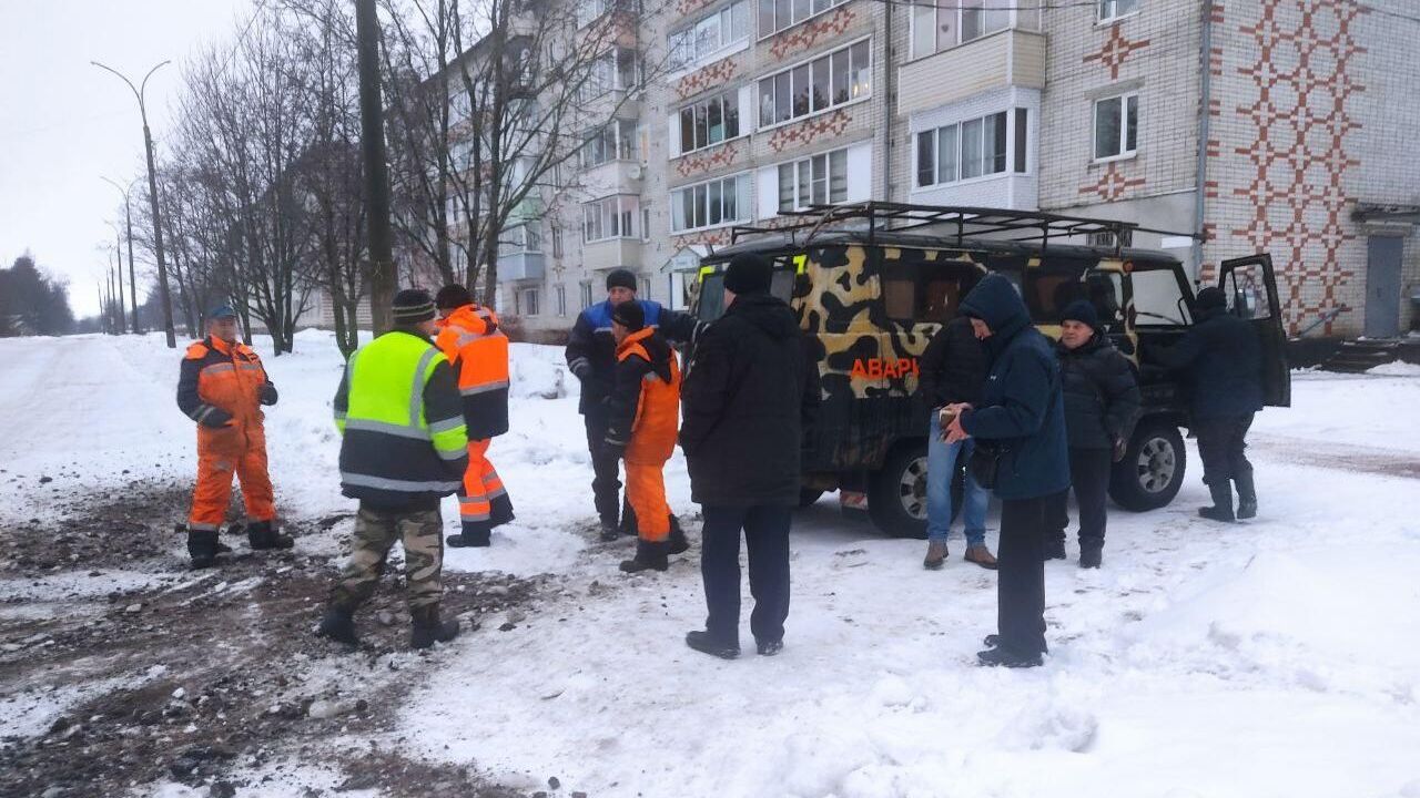 Спасатели на месте аварии на сетях водоснабжения в городе Питкяранта в Карелии - РИА Новости, 1920, 24.01.2025