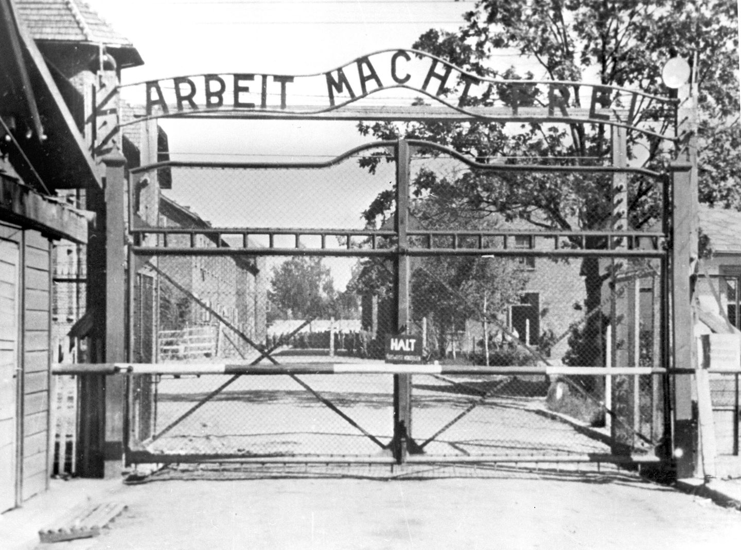 Главный вход на территорию концлагеря Освенцим