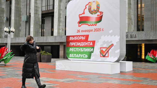 Женщина у дворца Республики на Октябрьской площади в Минске