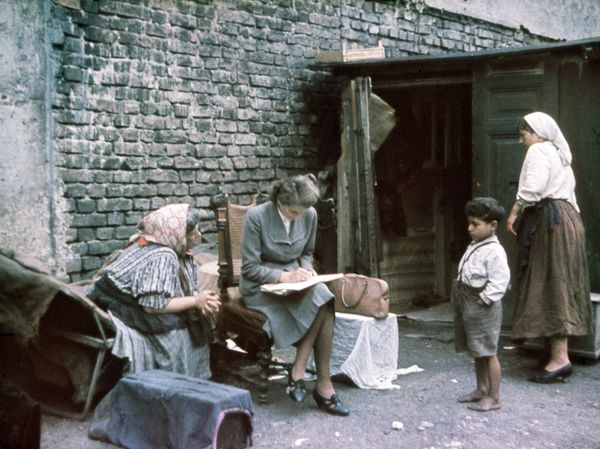 Расовый антрополог нацистской Германии, один из главных инициаторов геноцида цыган Эва Юстин собирает данные о цыганах 