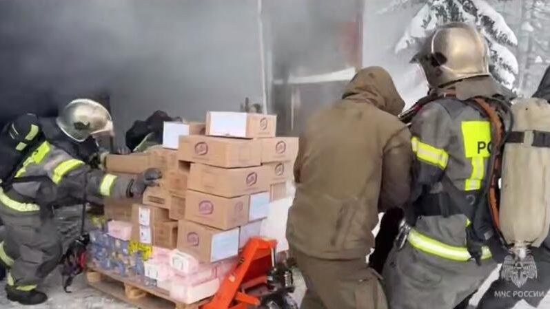Тушение пожара на складах Почты России в Салехарде Тушение пожара на складах Почты России в Салехарде - РИА Новости, 1920, 24.01.2025