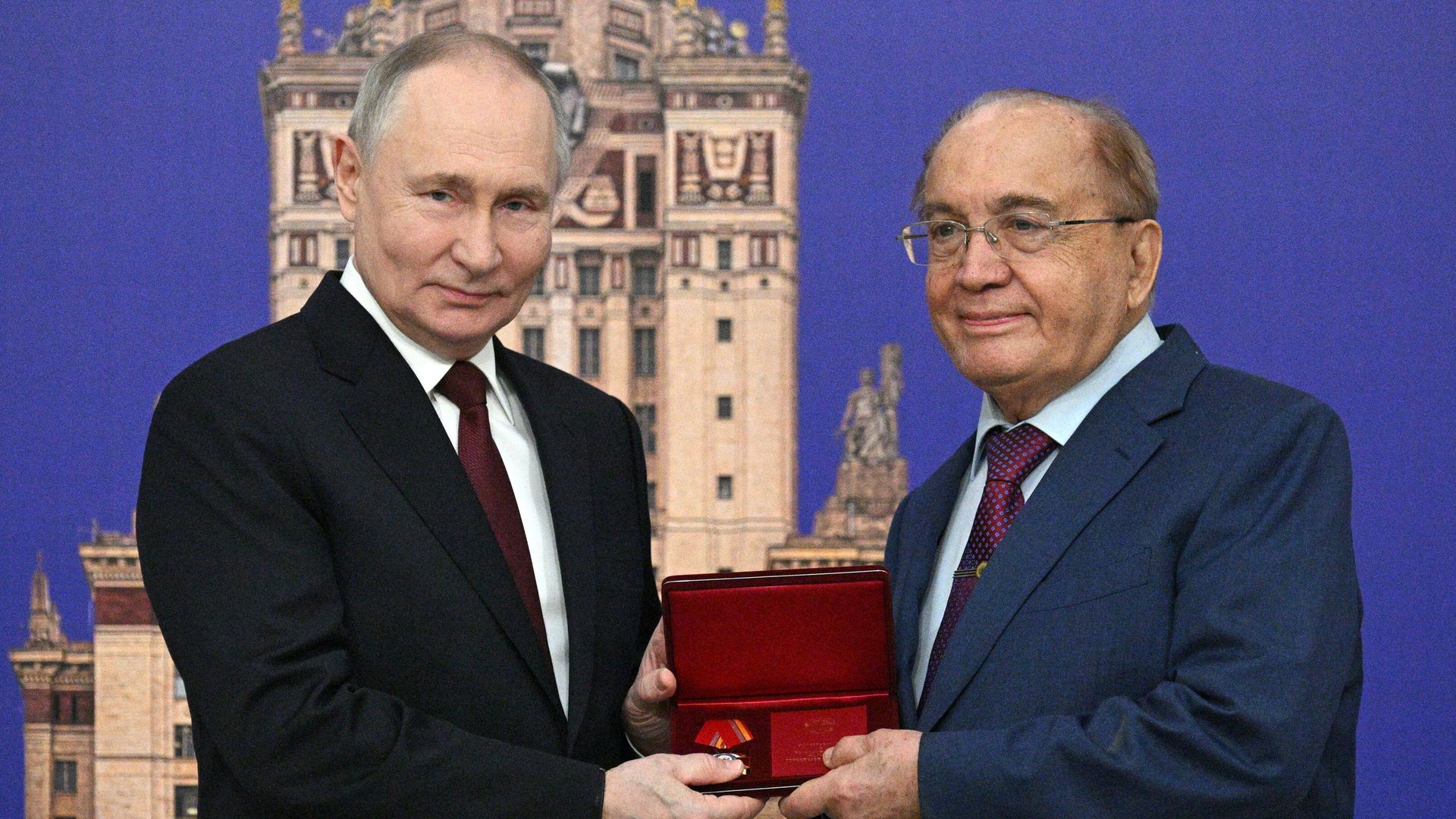 Президент РФ Владимир Путин и ректор МГУ Виктор Садовничий на церемонии вручения коллективу Московского государственного университета им. М. В. Ломоносова ордена За доблестный труд Президент РФ Владимир Путин и ректор МГУ Виктор Садовничий на церемонии вручения коллективу Московского государственного университета им. М. В. Ломоносова ордена За доблестный труд - РИА Новости, 1920, 24.01.2025