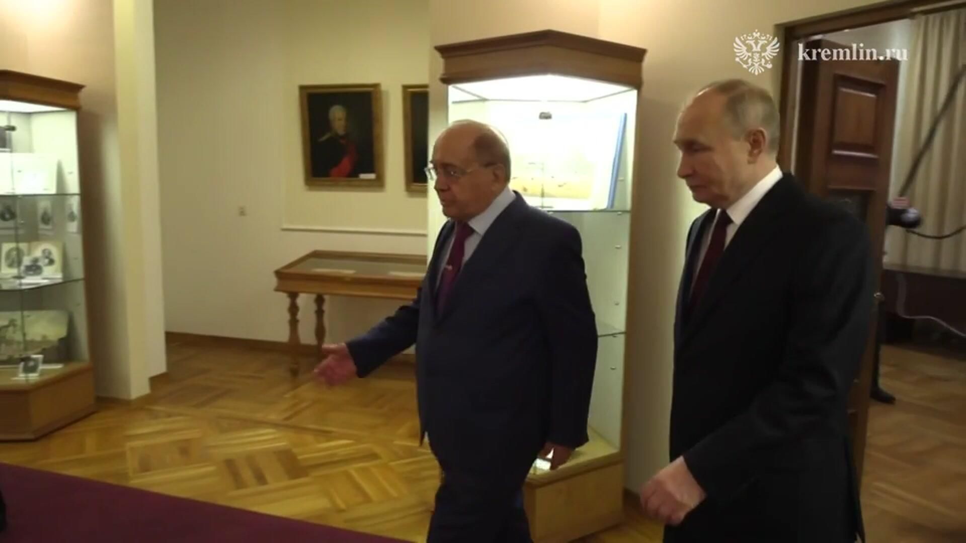 Путин вместе с ректором МГУ Садовничим посетил музей истории университета Путин вместе с ректором МГУ Садовничим посетил музей истории университета - РИА Новости, 1920, 24.01.2025