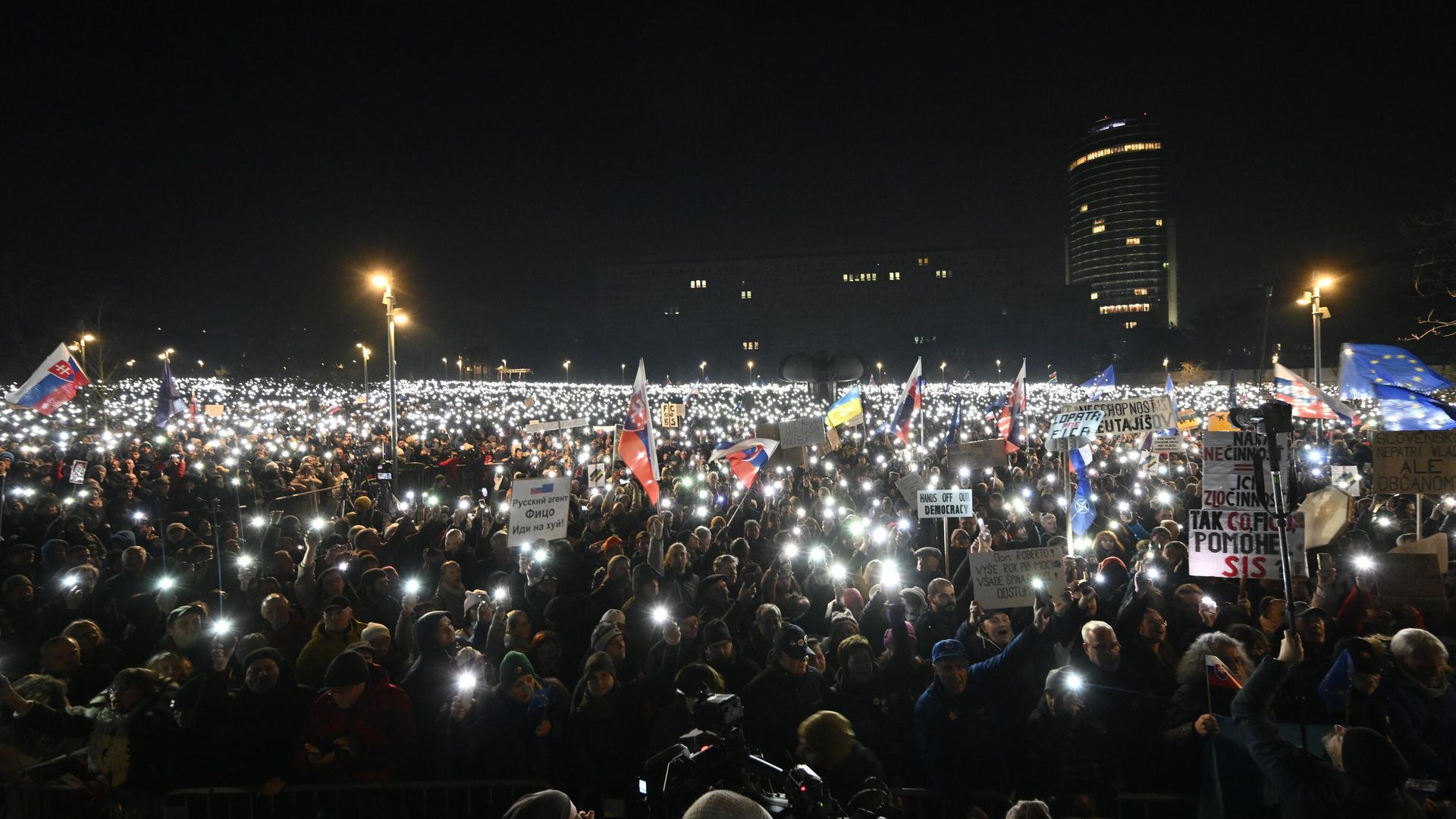Люди зажигают телефоны во время митинга против политики премьер-министра Роберта Фицо в Братиславе, Словакия - РИА Новости, 1920, 25.01.2025