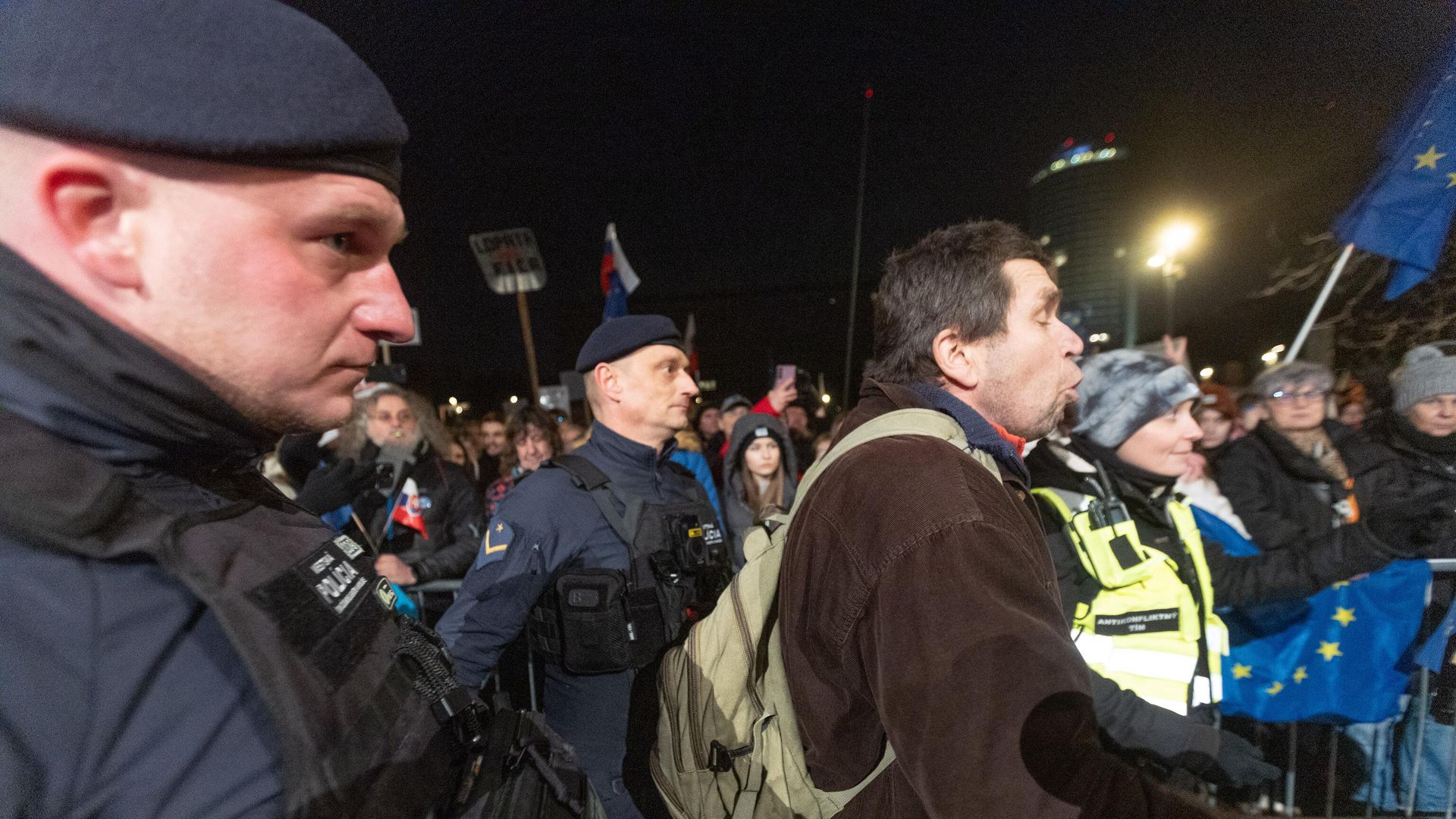 Сотрудники полиции во время акции протеста против политики премьер-министра Роберта Фицо в Братиславе, Словакия - РИА Новости, 1920, 25.01.2025