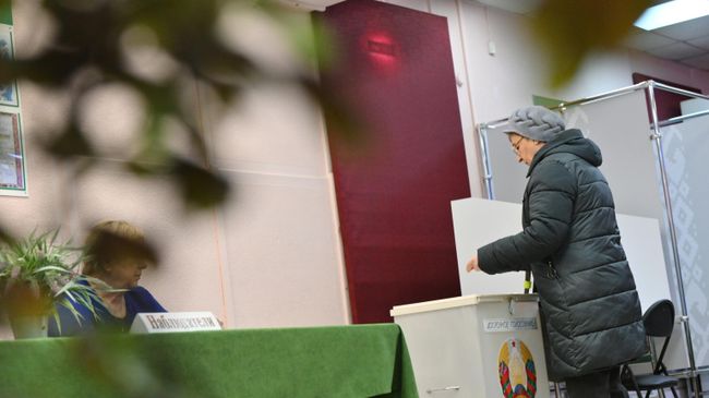 Голосование на выборах президента Белоруссии на избирательном участке в Минске
