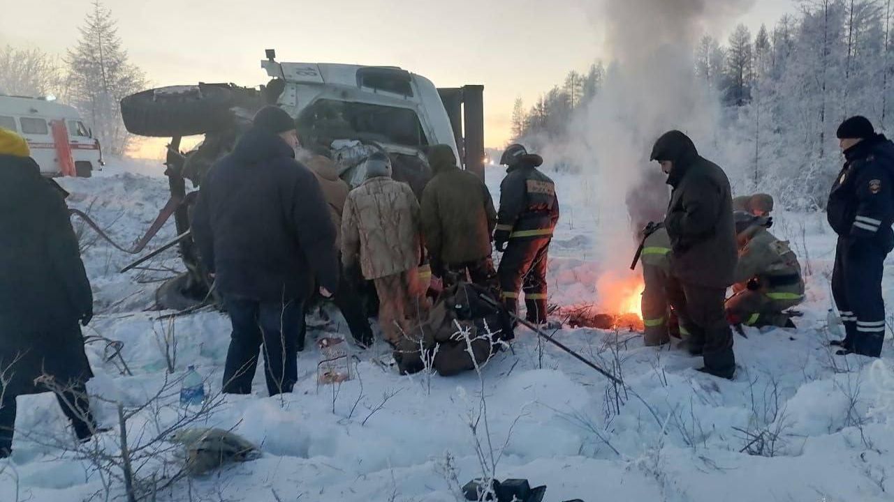 Сотрудники МЧС России на месте ДТП на трассе Колыма в Магаданской области Сотрудники МЧС России на месте ДТП на трассе Колыма в Магаданской области - РИА Новости, 1920, 25.01.2025