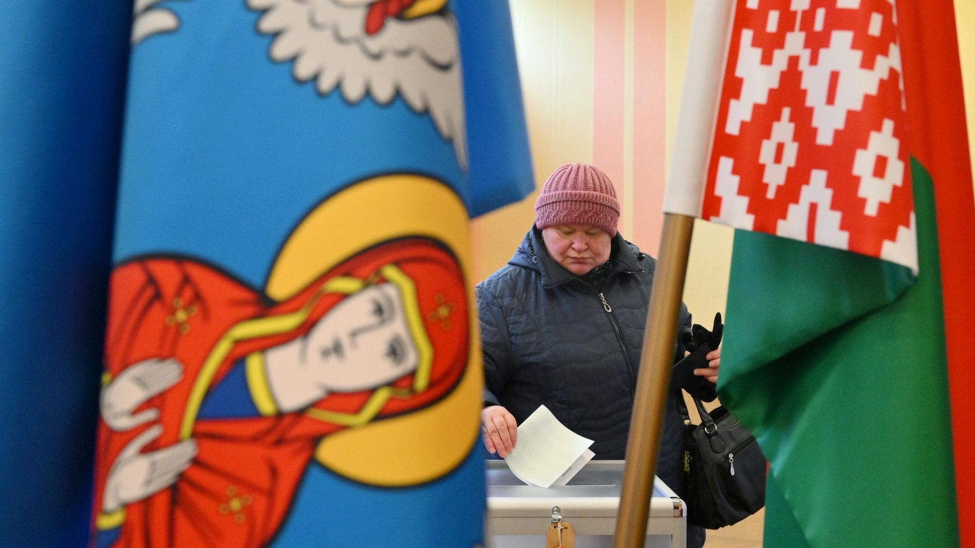 Голосование на выборах президента Белоруссии на избирательном участке в Минске Голосование на выборах президента Белоруссии на избирательном участке в Минске - РИА Новости, 1920, 26.01.2025