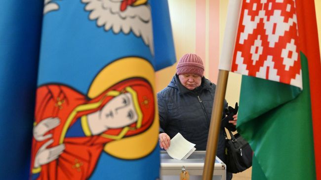 Голосование на выборах президента Белоруссии на избирательном участке в Минске