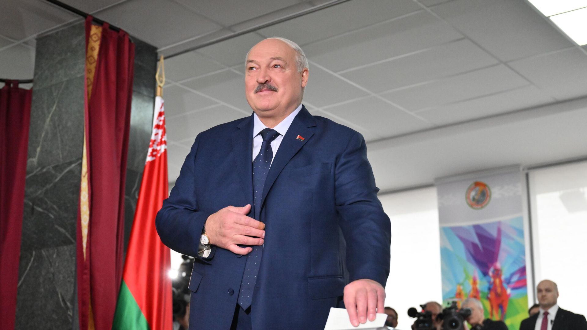 Действующий президент Белоруссии Александр Лукашенко голосует на президентских выборах на избирательном участке в Минске - РИА Новости, 1920, 26.01.2025