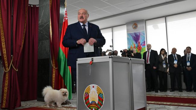 Действующий президент Белоруссии Александр Лукашенко голосует на президентских выборах на избирательном участке в Минске