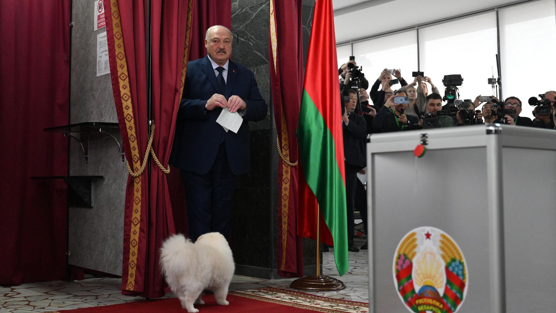 Действующий президент Белоруссии Александр Лукашенко голосует на президентских выборах на избирательном участке в Минске - РИА Новости, 1920, 26.01.2025