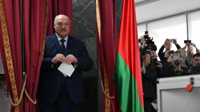 Действующий президент Белоруссии Александр Лукашенко голосует на президентских выборах на избирательном участке в Минск