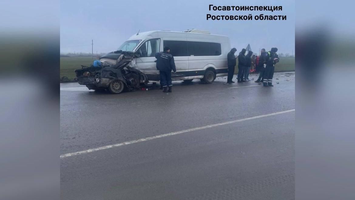 На месте ДТП с легковыми автомобилями и микроавтобусом в Ростовской области - РИА Новости, 1920, 26.01.2025