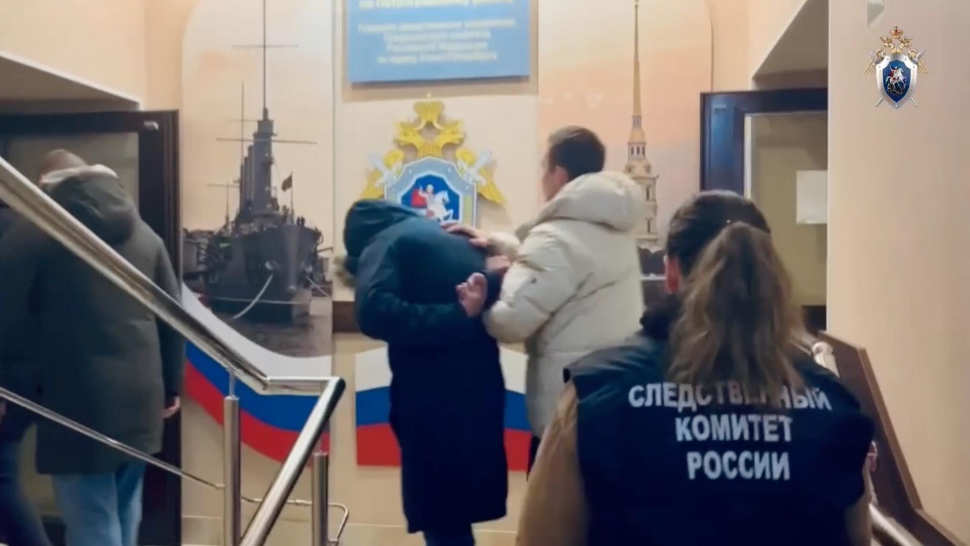 Подозреваемый в незаконном лишении свободы школьницы и склонение ее к употреблению наркотических средств. Кадр видео Подозреваемый в незаконном лишении свободы школьницы и склонение ее к употреблению наркотических средств. Кадр видео - РИА Новости, 1920, 26.01.2025