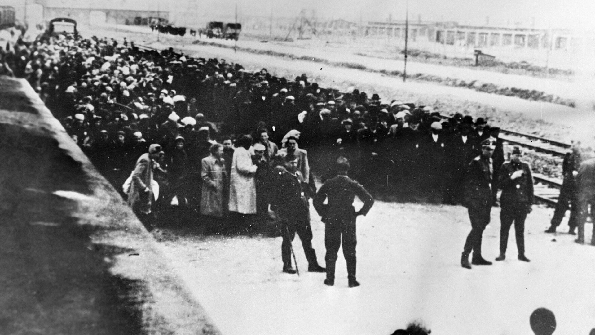 Первые заключенные транспортируются в Освенцим Первые заключенные транспортируются в Освенцим - РИА Новости, 1920, 14.03.2025
