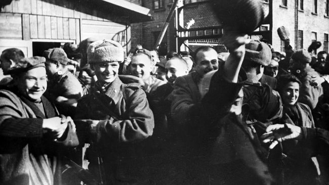 Узники Освенцима в первые минуты после освобождением лагеря Красной Армией