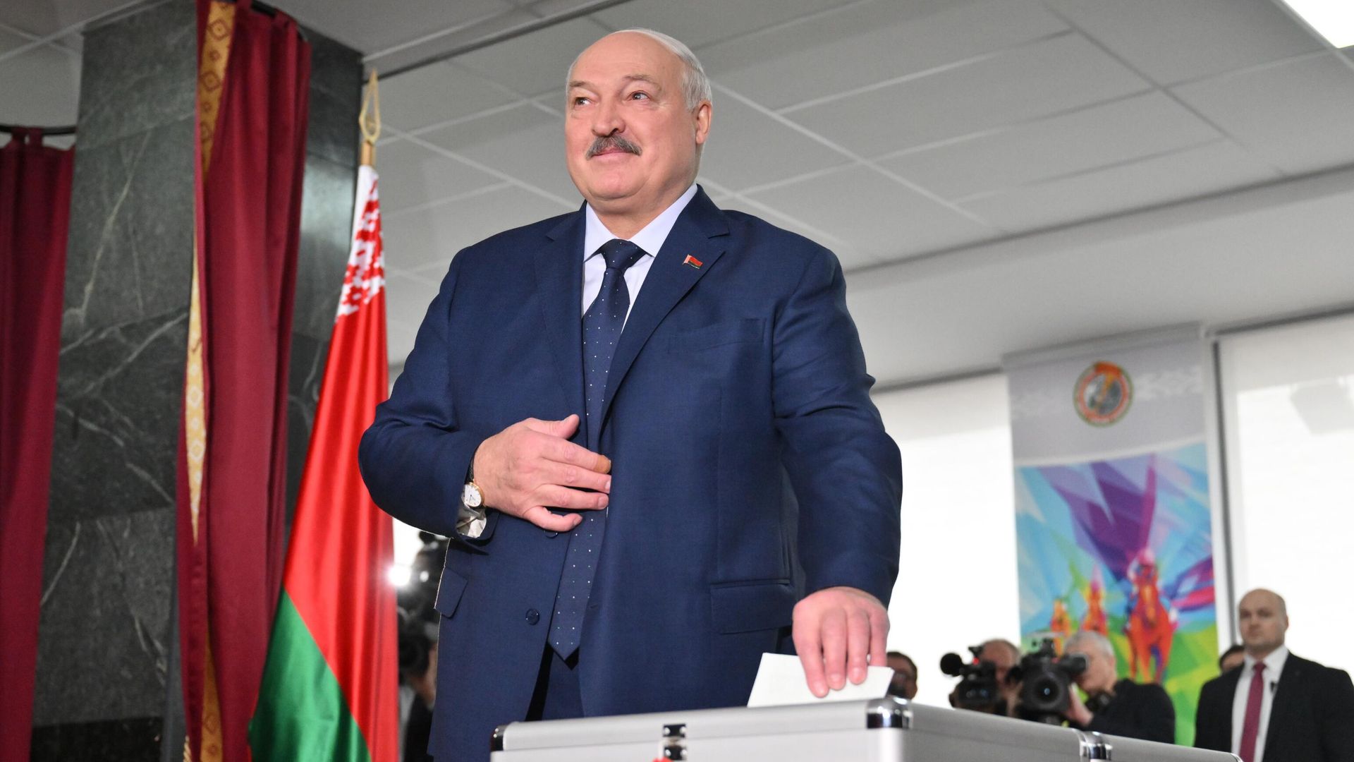 Действующий президент Белоруссии Александр Лукашенко голосует на президентских выборах на избирательном участке в Минске Действующий президент Белоруссии Александр Лукашенко голосует на президентских выборах на избирательном участке в Минске - РИА Новости, 1920, 03.02.2025