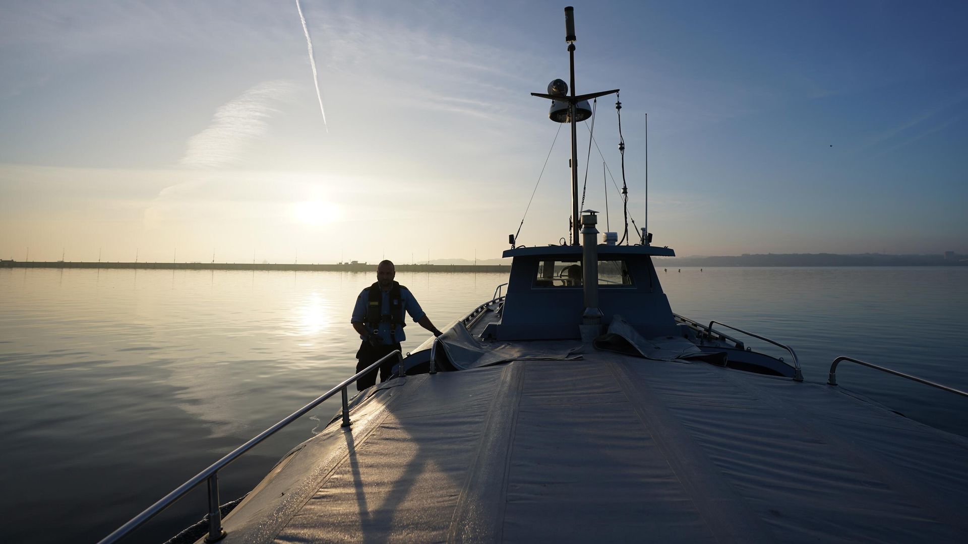 Морской пехотинец стоит на палубе катера в Балтийском море Морской пехотинец стоит на палубе катера в Балтийском море - РИА Новости, 1920, 27.01.2025