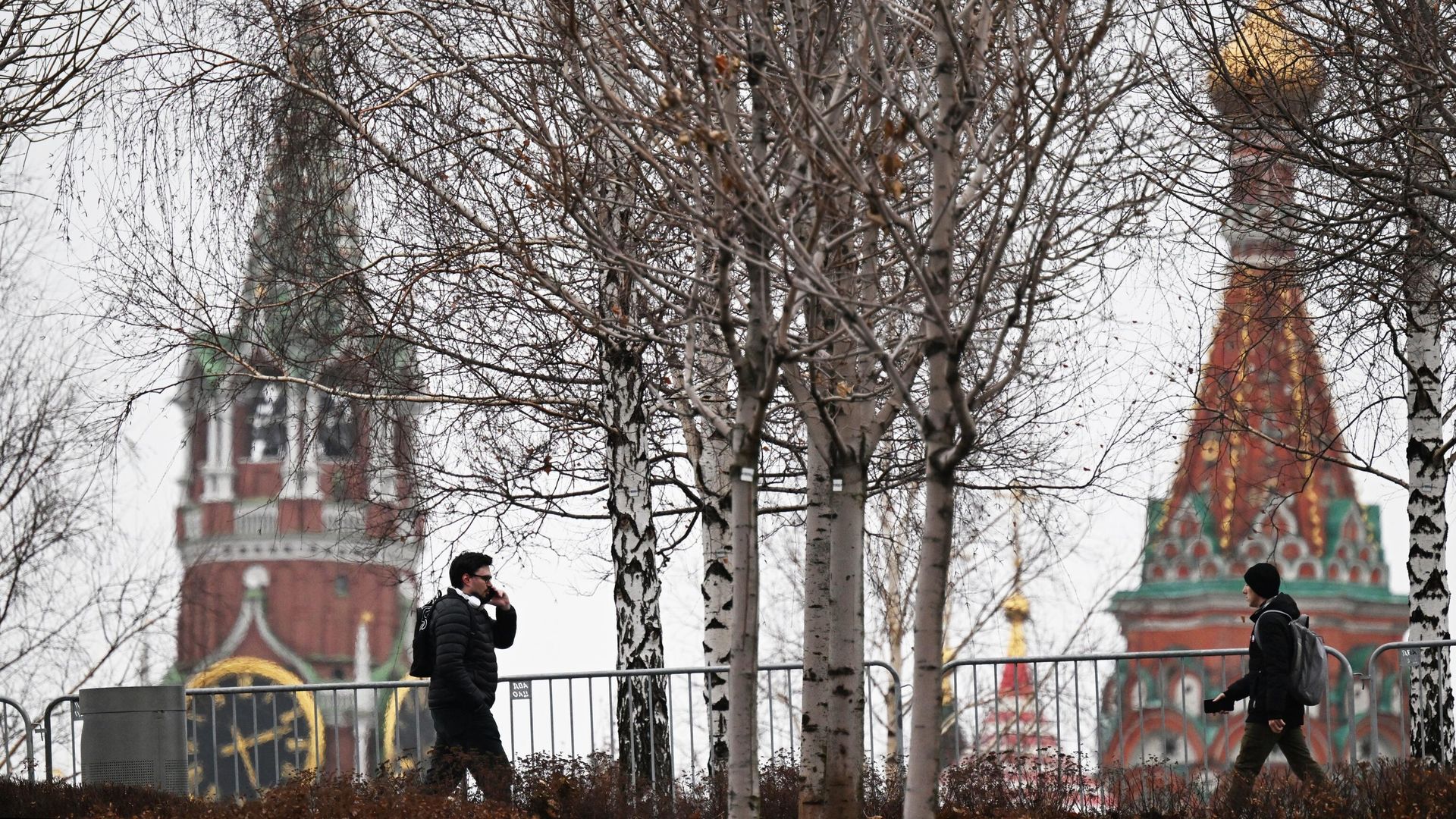 Прохожие в парке Зарядье в Москве Прохожие в парке Зарядье в Москве - РИА Новости, 1920, 28.02.2026
