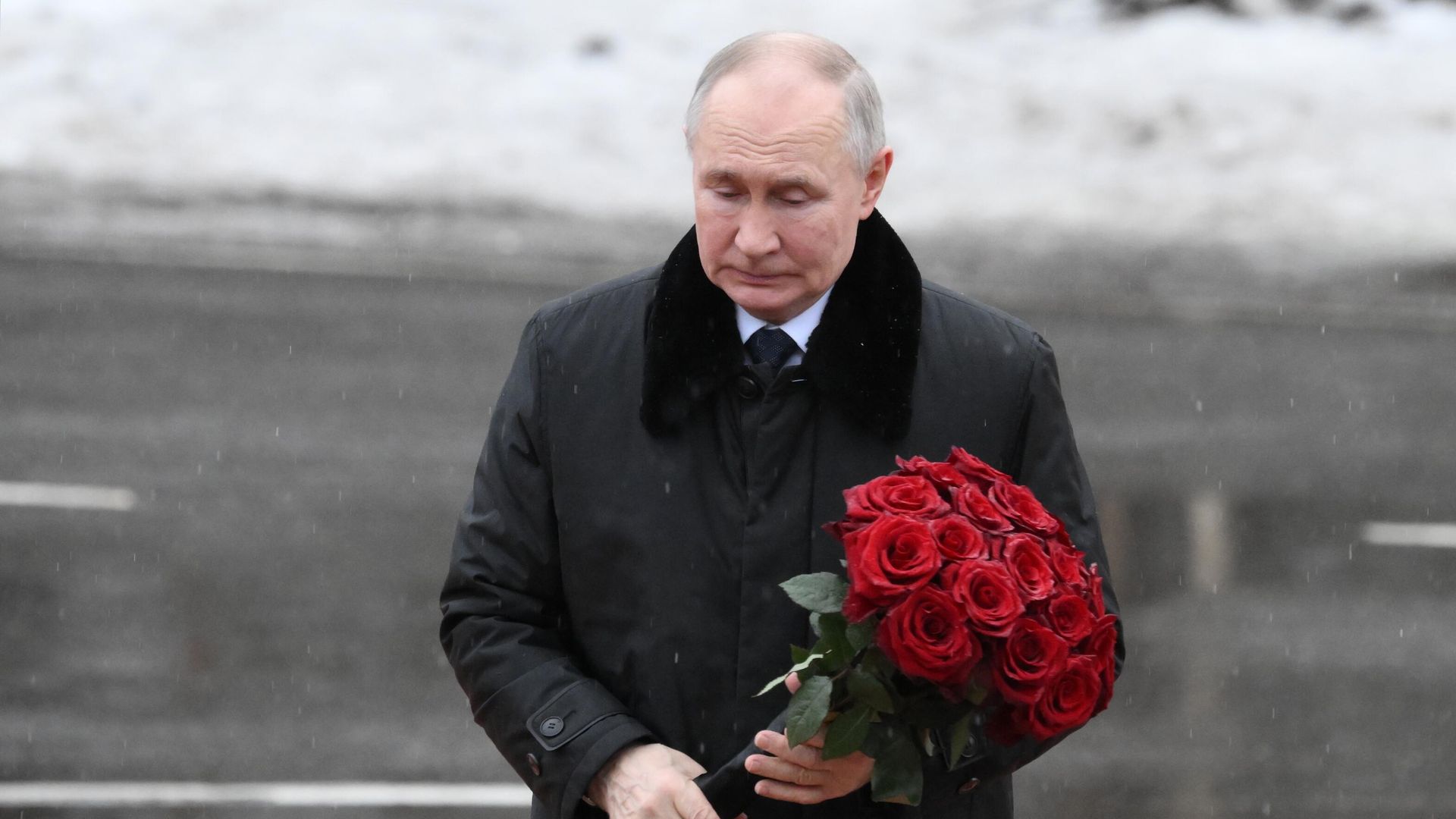 Президент РФ Владимир Путин на церемонии возложения цветов к мемориалу Рубежный камень на Невском пятачке в городе Кировске Ленинградской области Президент РФ Владимир Путин на церемонии возложения цветов к мемориалу Рубежный камень на Невском пятачке в городе Кировске Ленинградской области - РИА Новости, 1920, 27.01.2025