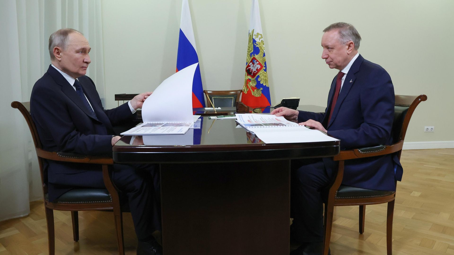 Президент РФ Владимир Путин и губернатор Санкт-Петербурга Александр Беглов во время встречи. 27 января 2025 - РИА Новости, 1920, 27.01.2025