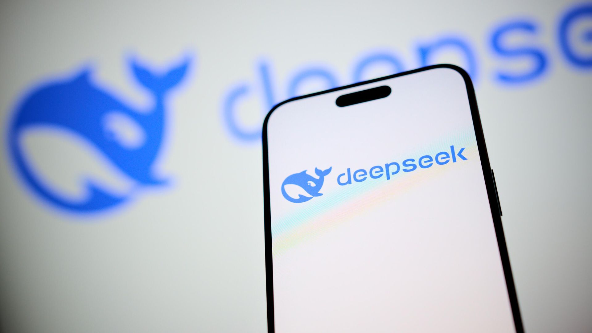 Логотип приложения DeepSeek на экране смартфона - РИА Новости, 1920, 28.01.2025