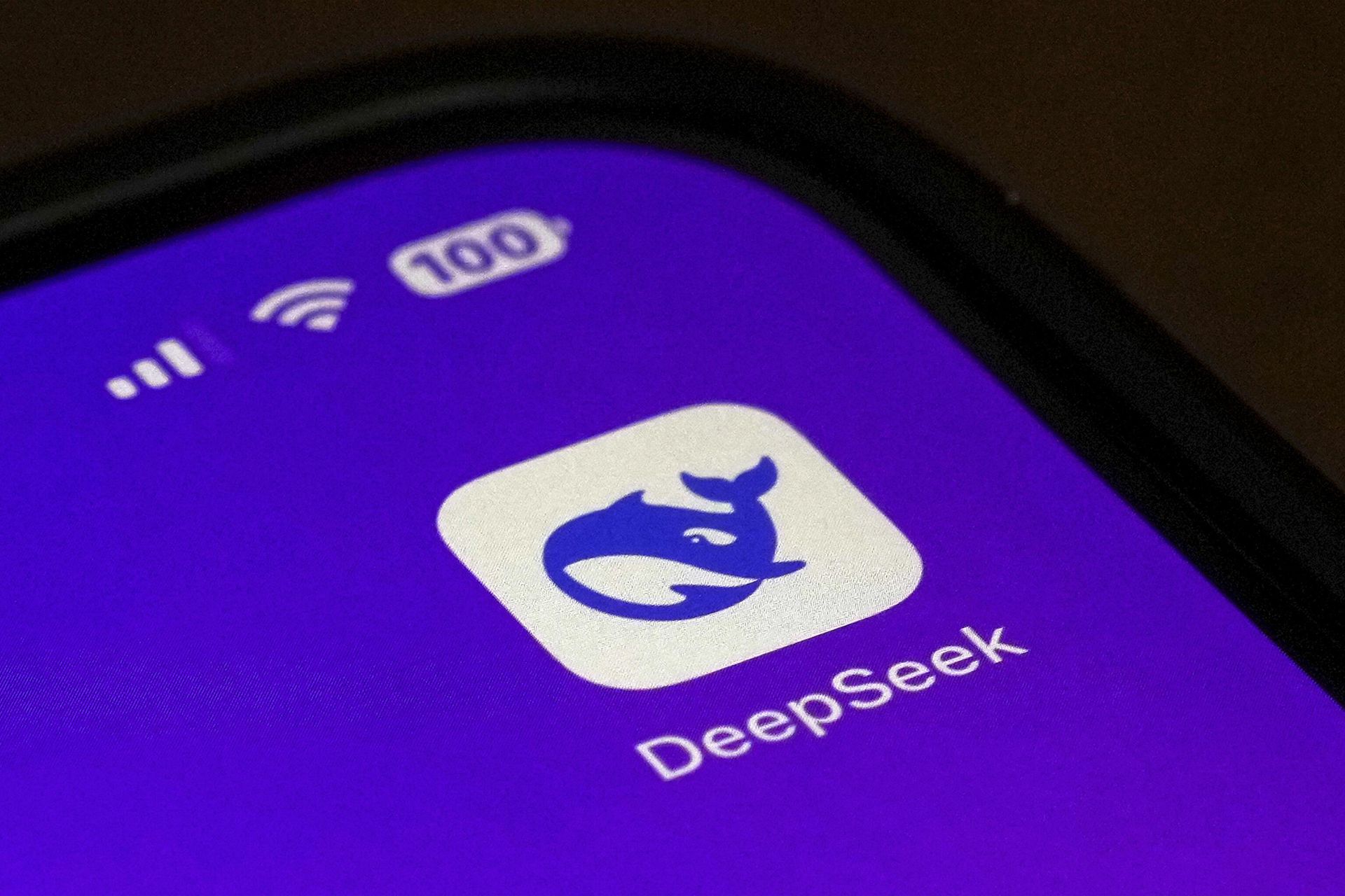 Логотип приложения DeepSeek на экране смартфона Логотип приложения DeepSeek на экране смартфона - РИА Новости, 1920, 30.01.2025