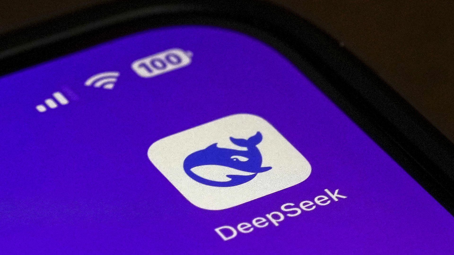 Логотип приложения DeepSeek на экране смартфона Логотип приложения DeepSeek на экране смартфона - РИА Новости, 1920, 10.02.2025