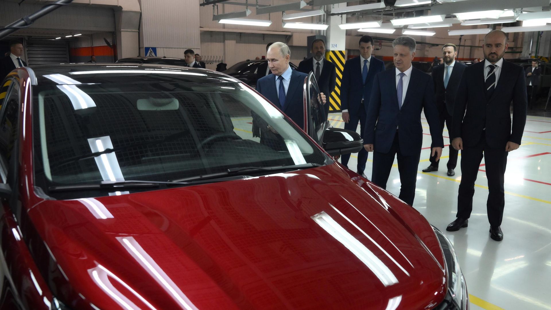 Президент Россси Владимир Путин во время осмотра предсерийного автомобиля Лада Искра в ходе посещения завода АвтоВАЗ Президент Россси Владимир Путин во время осмотра предсерийного автомобиля Лада Искра в ходе посещения завода АвтоВАЗ - РИА Новости, 1920, 28.01.2025