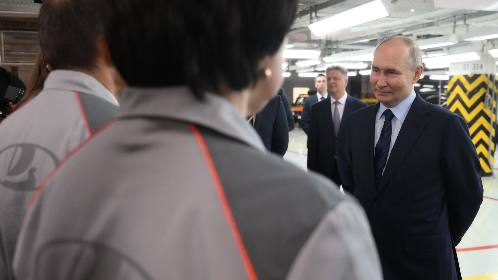 Президент РФ Владимир Путин во время беседы с сотрудниками завода АвтоВАЗ Президент РФ Владимир Путин во время беседы с сотрудниками завода АвтоВАЗ - РИА Новости, 1920, 28.01.2025