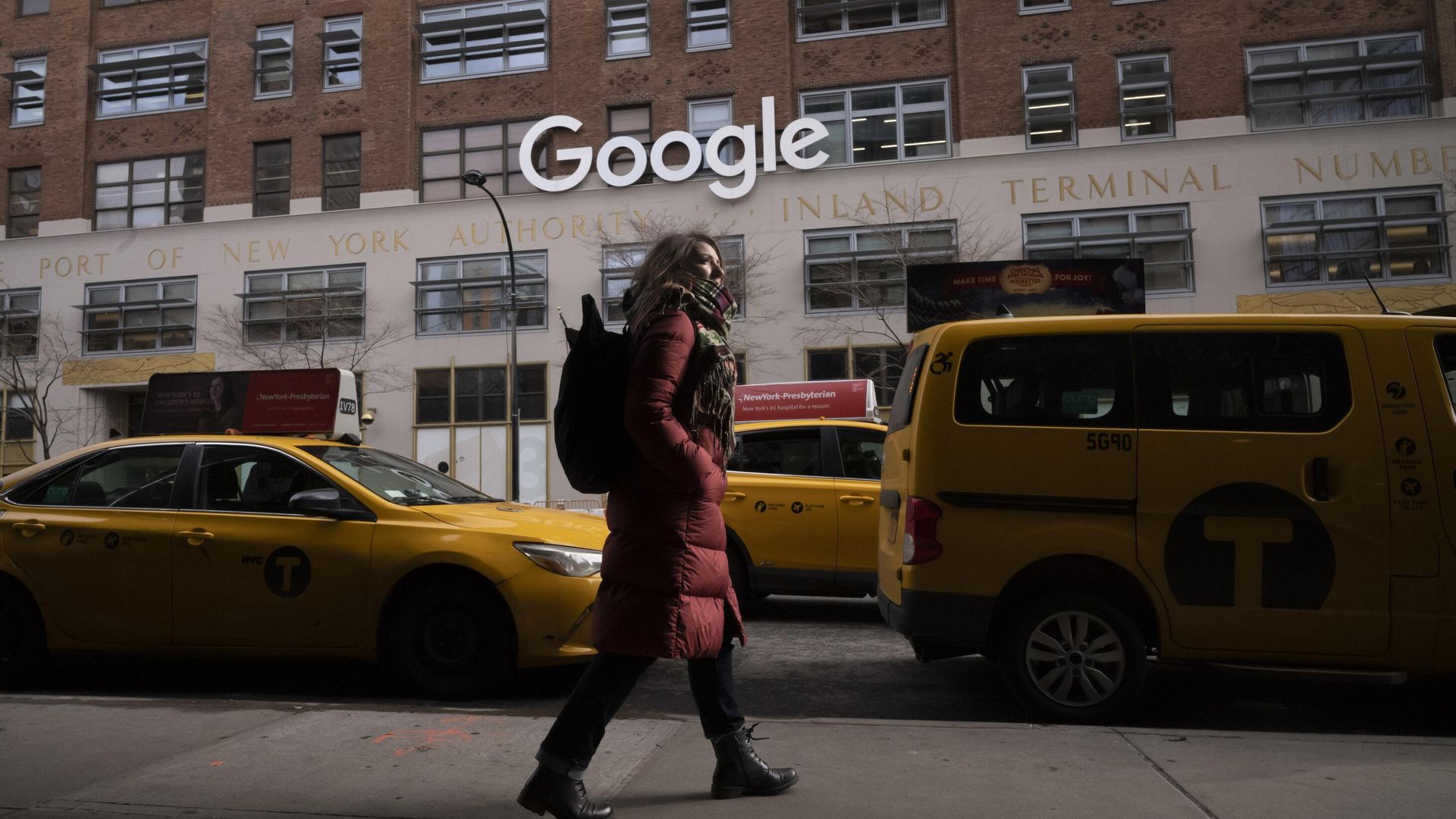 Женщина проходит мимо офиса Google в Нью-Йорке, США Женщина проходит мимо офиса Google в Нью-Йорке, США - РИА Новости, 1920, 29.01.2025