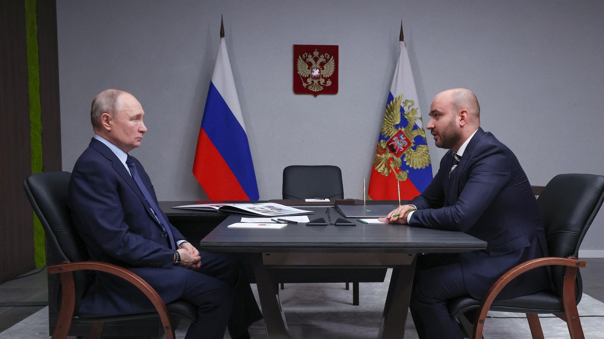 Президент РФ Владимир Путин и губернатор Самарской области Вячеслав Федорищев во время встречи Президент РФ Владимир Путин и губернатор Самарской области Вячеслав Федорищев во время встречи - РИА Новости, 1920, 28.01.2025
