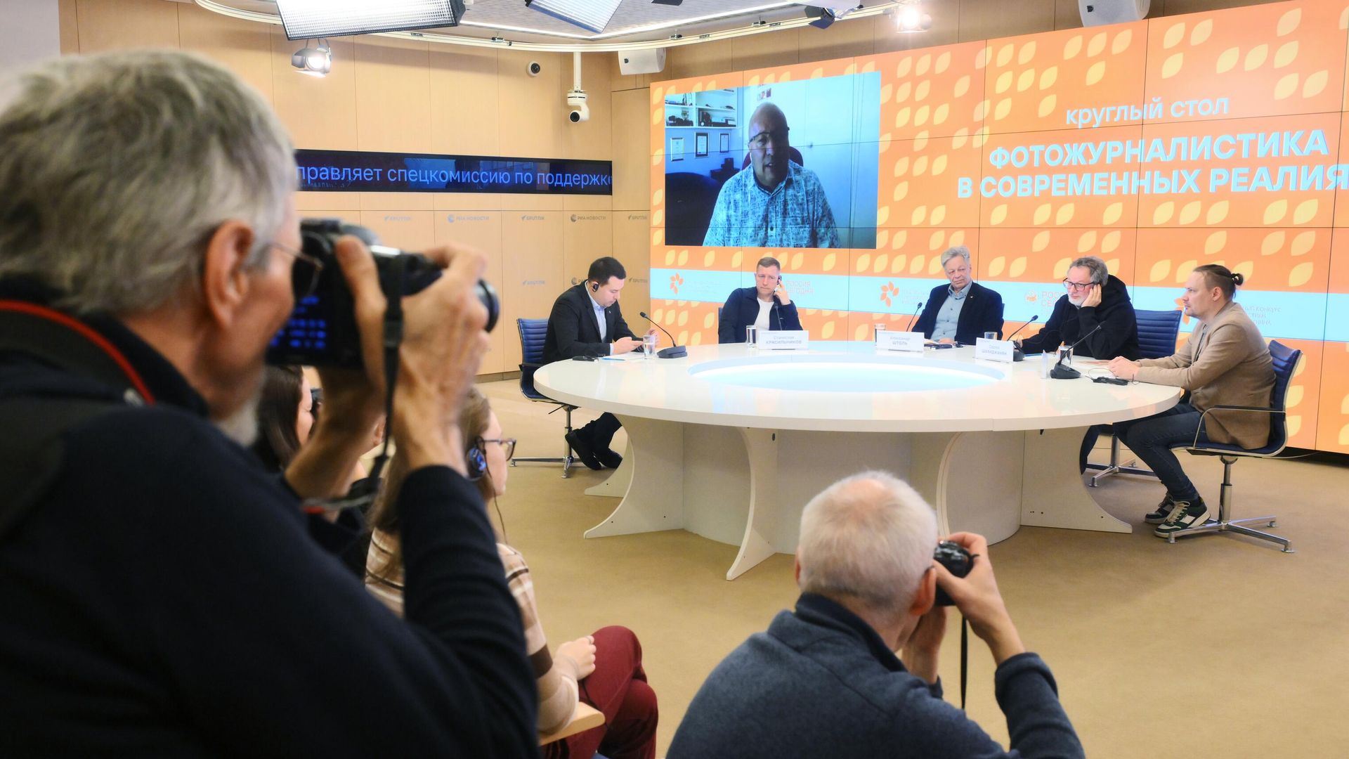 Участники круглого стола на тему Фотожурналистика в современных реалиях в Международном мультимедийном пресс-центре Россия сегодня Участники круглого стола на тему Фотожурналистика в современных реалиях в Международном мультимедийном пресс-центре Россия сегодня - РИА Новости, 1920, 29.01.2025