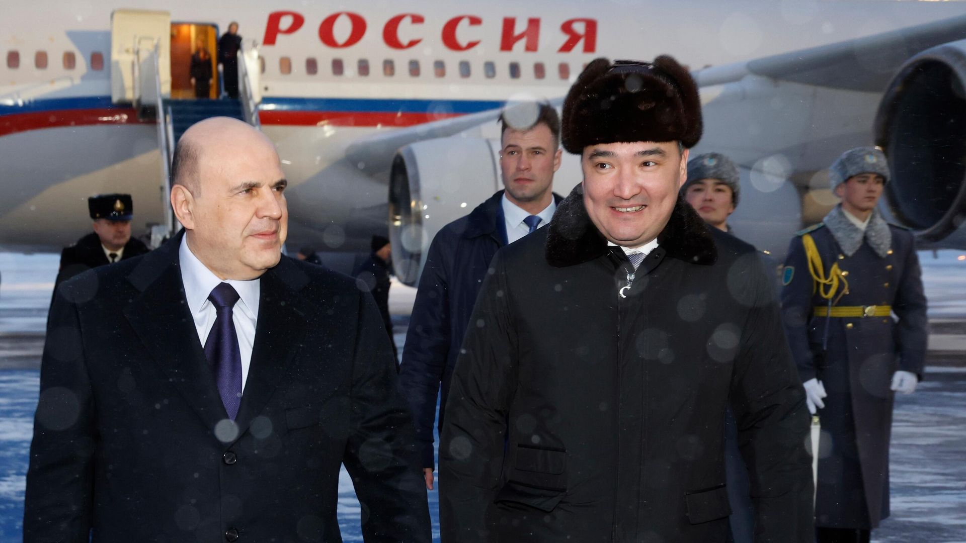 Председатель правительства РФ Михаил Мишустин и премьер-министр Казахстана Олжас Бектенов во время церемонии встречи в аэропорту Астаны. 29 января 2025 Председатель правительства РФ Михаил Мишустин и премьер-министр Казахстана Олжас Бектенов во время церемонии встречи в аэропорту Астаны. 29 января 2025 - РИА Новости, 1920, 29.01.2025