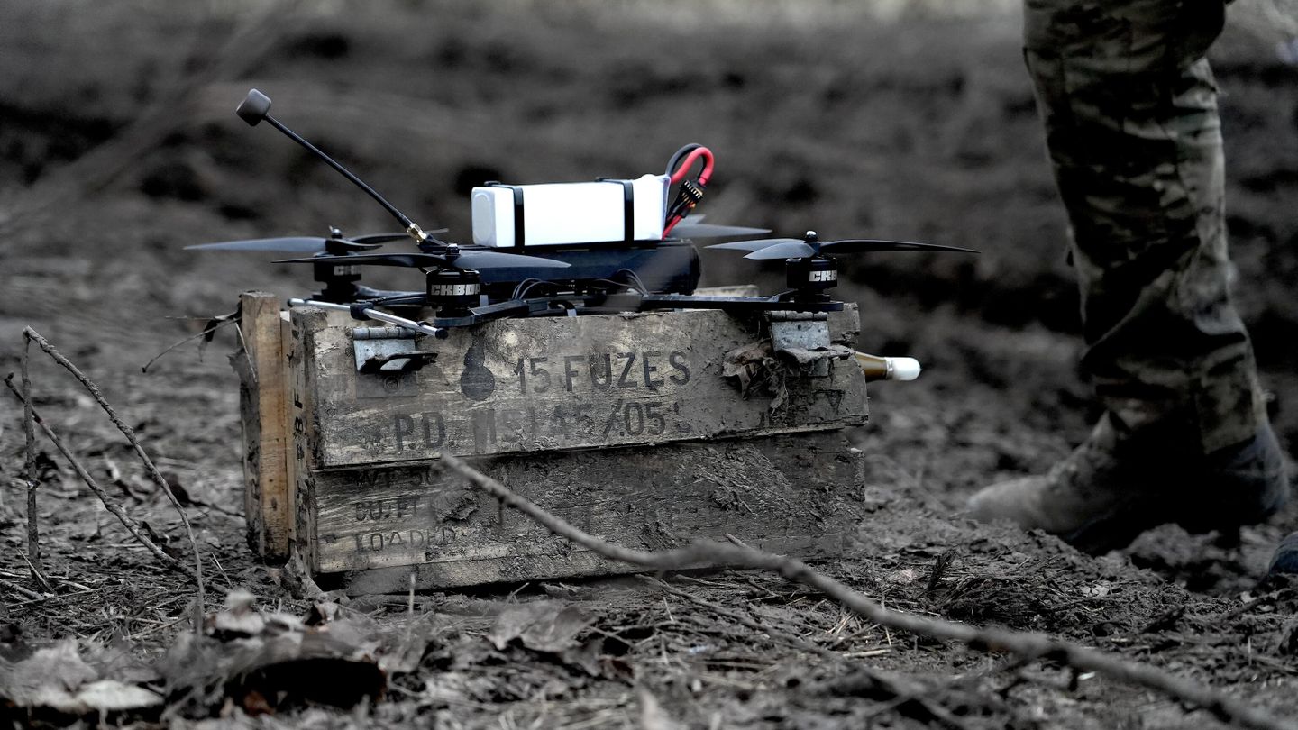 FPV-дрон готовят к взлету FPV-дрон готовят к взлету